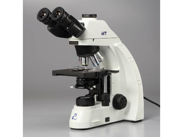 メイジテクノの三眼生物顕微鏡MT-51。無限遠補正光学系とプラン・アクロマート対物レンズ（4x, 10x, 40x, 100x）を搭載し、3W LEDケーラー照明で高解像度の観察像を提供。30度傾斜の三眼ヘッドで観察と撮影がスムーズに行える設計。