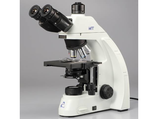 メイジテクノの三眼生物顕微鏡MT-51/35。無限遠補正光学系とプラン・アクロマート対物レンズ（4x, 10x, 40x, 100x）を搭載し、3W LEDケーラー照明で高解像度の観察像を提供。30度傾斜の三眼ヘッドで観察と撮影がスムーズに行える設計。