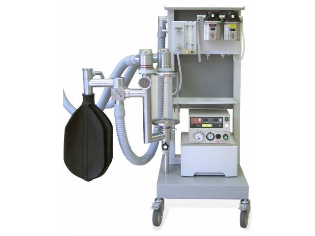 アコマの動物用麻酔器「NS-7000A」。6300mlの大容量キャニスターと最大10 L/minの流量計を備え、イソフルランとセボフルラン用気化器を搭載可能。大型動物の手術に適した高性能麻酔器。