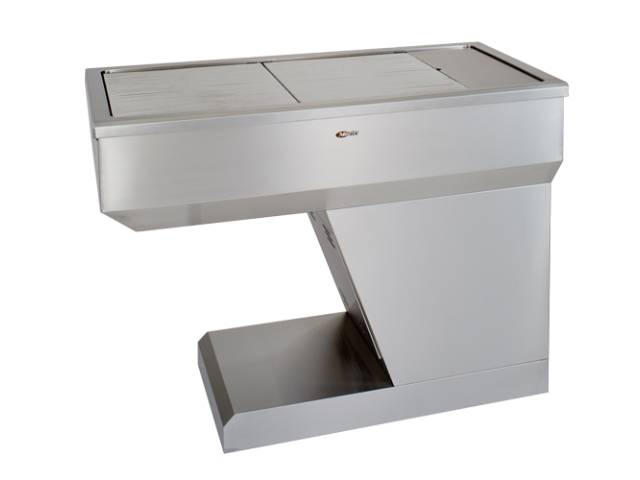 東京メニックス製のサージカルシンクSC-120。片側がオープンスペースで座位作業に適し、ロングホース混合栓やオーバーフロー機能、角面安心設計を備えた動物医療用高度処置シンク。