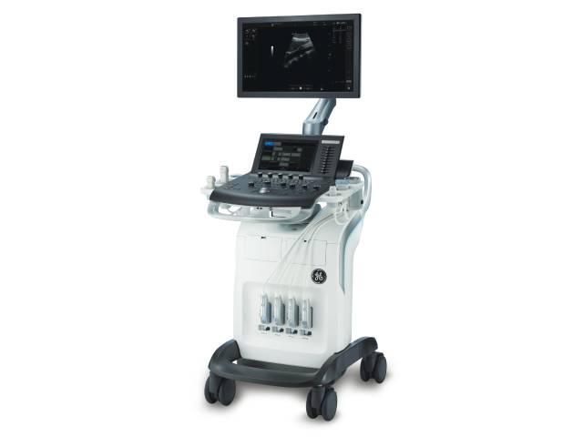GEヘルスケア・ジャパンの超音波診断装置Versana Premier。21.5インチのフルHDモニターと9.9インチのタッチパネルを搭載し、腹部、心臓、血管、産科、婦人科などの幅広い診断に対応。高解像度画像と自動計測機能を提供。