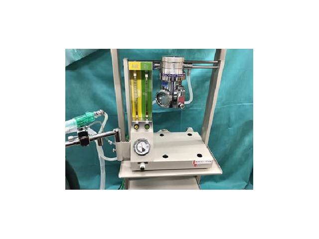 メトランの動物用麻酔器「COMPOS β EA」。コンパクト設計で動物用人工呼吸器と一体化可能。供給酸素圧低下時のアラーム機能と過圧防止機構を搭載。小動物から大動物まで対応し、簡単操作で麻酔と呼吸管理が可能。