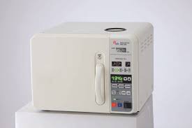 高圧蒸気滅菌器「キヤノンライフケアソリューションズ MAC-280」、コンパクトデザイン、デジタル表示、121℃/132℃の滅菌設定。