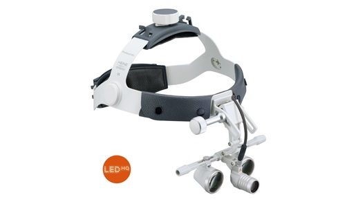 ハイネ・オプトテクニックの双眼ルーペライトシステム2 ヘッドバンド。高出力白色LEDとコンパクト携帯バッテリーを備えた医療用ルーペ。快適な装着感と優れたメンテナンス性を提供します。